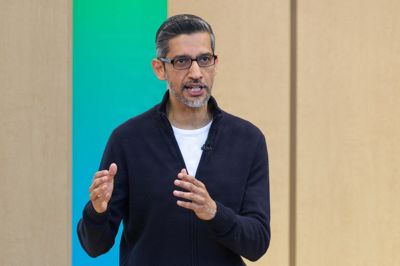 Googles administrerende direktør, Sundar Pichai, fortæller, at en stor del af moderselskabet Alphabets succes i andet kvartal skyldes indtægter fra Google Cloud. Her ses han tale under en konference i Miami i maj.