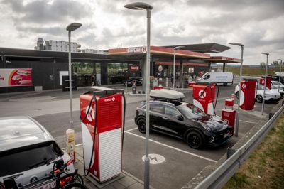 Ladestandere som denne fra Cirkle K ved Køge Bugt-motorvejen ses i stigende grad lang de store europæiske motorveje.