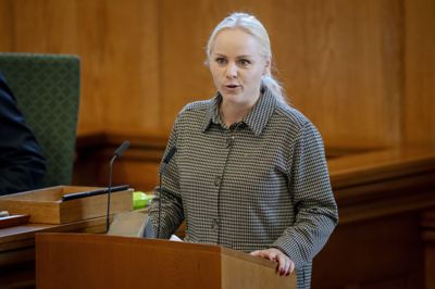 Ifølge Signe Munk (SF), der er by-, land- og transportminister, skal de 100 millioner kroner være med til at skabe bedre transportløsning i landdistrikterne.