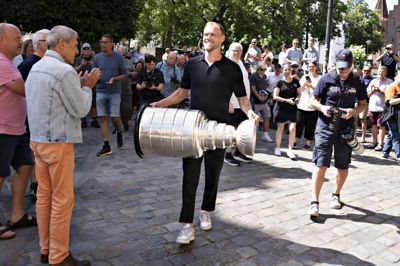 Den danske ishockeyspiller Nikolaj Ehlers ankommer med Stanley Cup-trofæet til hyldest på rådhuset i Aalborg.