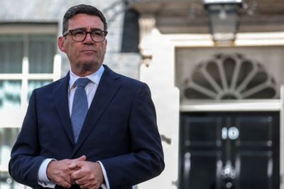 Storbritanniens nye premierminister, Andy Burnham, ser frem til et fortsat tæt samarbejde med Danmark. Det har han sagt torsdag i forbindelse med en samtale med statsminister Mette Frederiksen. Billedet stammer fra Burnhams indsættelse mandag.