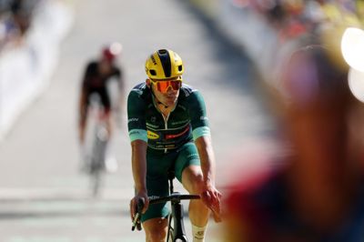 Mads Pedersen kunne tage den med ro efter at have vundet pointspurten og kom i mål mere end 22 minutter efter etapevinder Richard Carapaz.
