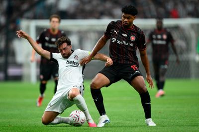 FCM's Pedro Bravo (t.h.) i duel med Besiktas' Orkun Kokcu.