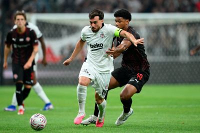 Pedro Bravo (t.h.) forsøger at bremse Besiktas' anfører og matchvinder, Orkun Kökcü, under Europa League-dysten i Istanbul. Det smalle nederlag gør, at FC Midtjyllands avancement-håb lever - men Ulvene skal vinde torsdagens returkamp i Herning.