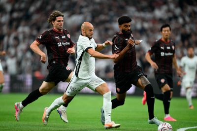 Mads Bech Sørensen (t.v.) og Philip Billing i duel mod Besiktas' Václav Cerny. FC Midtjylland solgte sig selv dyrt og sled sig til et smalt nederlag i Tyrkiet.