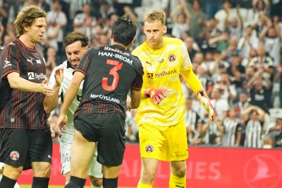 Elias Olafsson (t.h.) takker Han-beom Lee og Mads Bech Sørensen for hjælpen efter et afværget forsøg fra Besiktas' anfører og matchvinder Orkun Kökcü.