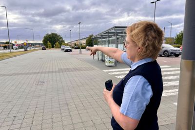 Butikschef Joan Kuusted peger mod krydset Nørrevænget og Nordre Ringvej. En tyv tog mange flasker sprut og dyrt kød og løb med det hele torsdag aften. Hun fulgte efter.
