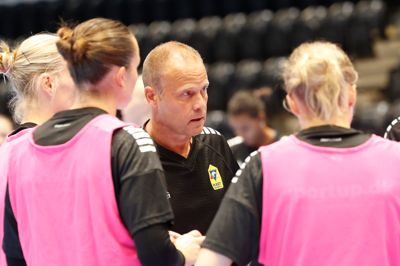 Cheftræner Claus Mogensen ærgrer sig over præstationen mod Team Esbjerg i generalprøven. Ikast-spillerne lavede for mange tekniske fejl og blev straffet med kontramål.