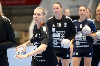 Kathrine Heindahl (forrest) har underskrevet en etårig kontrakt med Ikast Håndbold. Den 34-årige stregprofil er ankommet med høje ambitioner, rutine og vindervilje - og et ønske om at komme tilbage på landsholdet.