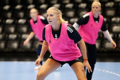 22-årige Laura Borg (i.m.) har sammen med erfarne Kathrine Heindahl styrket Ikast-forsvaret. Samtidig har den danske landsholdsback klubbens tungeste langskud, som især kommer til sin ret, når hun kan blive sat op med tilløb.