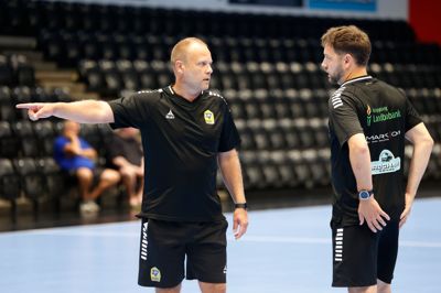 Cheftræner Claus Mogensen (t.v.) og assistenttræner Jesper Fredin skal også sætte den sportslige retning for Ikast Håndbold i den nye sæson.