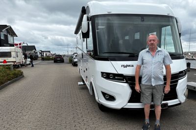 Benny Jensen er her fotograferet ved sin autocamper under et besøg på havnen i Løgstør. Det er en af de byer, som han - og andre autocampere - af og til besøger. I det hele taget nævner han, at man kan finde inspiration i eksempelvis Kerteminde eller Ribe, hvis Silkeborg Kommune vil i gang med at arbejde for en løsning med det stigende antal autocampere.