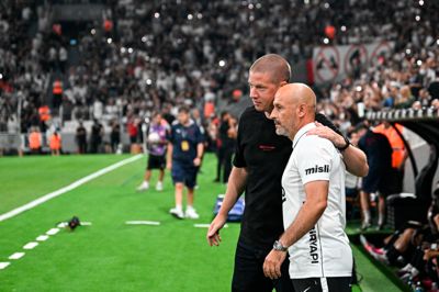 FCM-træner Mike Tullberg (t.v.) hilser på Besiktas' cheftræner, Vincenzo Italiano, forud for torsdagens opgør i Tyrkiet. Søndag eftermiddag venter Superliga-hverdagen og sæsonpremieren i Haderslev.