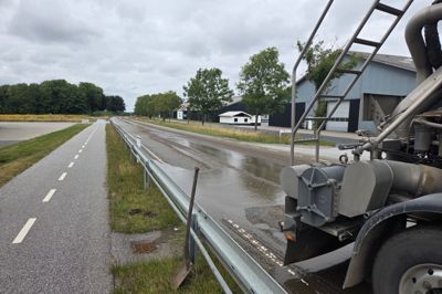 En gylletransport tabte af ukendte årsager gylle over en strækning på en kilometer på Skjernvej syd for Videbæk fredag eftermiddag.