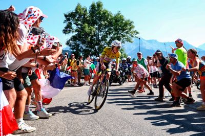 Tadej Pogacar satte den klart hurtigste tid op ad Alpe d'Huez. Han slog Marco Pantanis gamle rekord med mere end et minut.