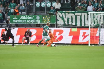 Thomas Jørgensen afdribler Martin Hansen og bringer Viborg foran 1-0 mod OB.