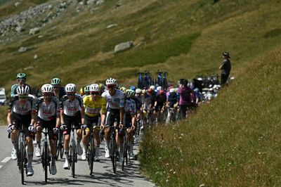 Tour de France-feltet får en kortere arbejdsdag søndag.