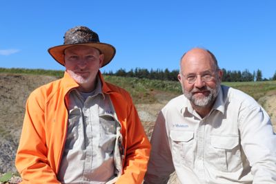 Geolog og naturvejleder Bo Schultz (t.h.) afslutter forklaringerne om vulkaner og istider med et spektakulært vulkanudbrud i miniformat.