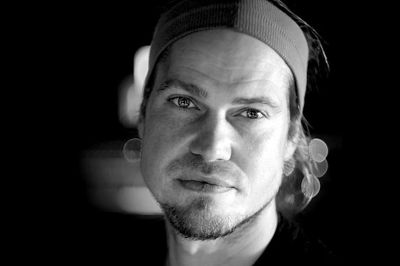 Rasmus Madsen lukker koncerten med fortolkninger af sin far Johnny Madsens sange.