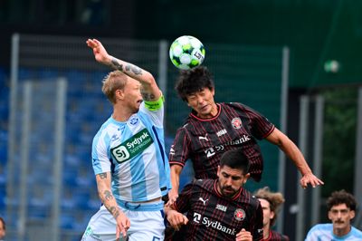 Gue-sung Cho (i.m.) og Martin Erlic i duel mod Sønderjyskes Magnus Jensen under FC Midtjyllands Superliga-premiere i Haderslev.