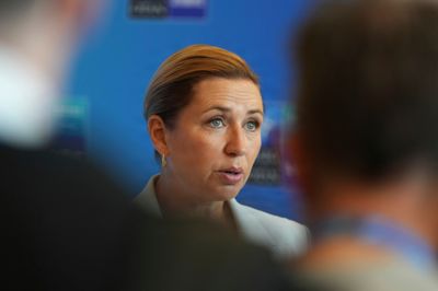 Statsminister Mette Frederiksen reagerer på påkørslen af en menneskemængde ved et Pride-arrangement i Berlin lørdag aften. Hun kalder det et »forfærdeligt angreb«.