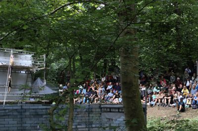 Publikum havde placeret sig tæt på skråningen ved scenografien til »Ruinerne«, da Deep Forest Art Land lagde natur til premieren på musicalen.