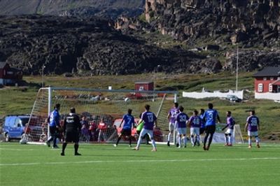Fodboldklubben B67 i aktion på deres kunstbane mellem fjeldene i Nuuk. De kan kun spille udendørs fodbold tre måneder om året. Resten af sæsonen spiller de futsal indendøre.