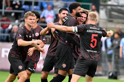 FC Midtjylland-spillerne jubler over Mads Bech Sørensen føringstræffer i Haderslev, men i Superliga-premieren blev også Victor Bak (t.v.) skrevet på skadeslisten.