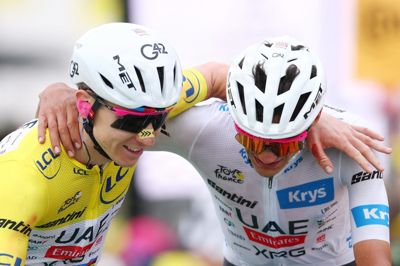 I mangel på en udfordrer til Tour de France-tronen havde Tadej Pogacar overskud til at hjælpe sin holdkammerat Isaac del Toro til etapesejr, samlet tredjeplads og sejr i ungdomskonkurrencen. De to UAE Emirates-ryttere kørte i mål arm i arm på næstsidste etape til Alpe d''Huez.