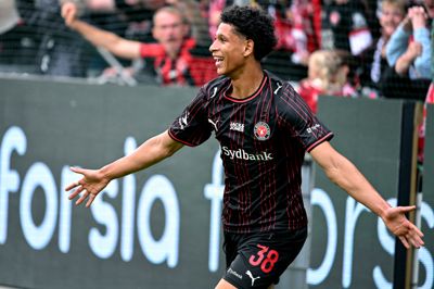 Julius Emefile jubler over sin scoring til 3-2 mod Sønderjyske. Træfferen, der faldt fra en noget spids vinkel ved baglinjen, sikrede FC Midtjylland sejren i Superliga-premieren.