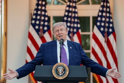 Fredag sagde USA's præsident, Donald Trump, at Iran enten skulle acceptere en aftale om en afslutning på konflikten eller stå over for angreb på et meget højere niveau.