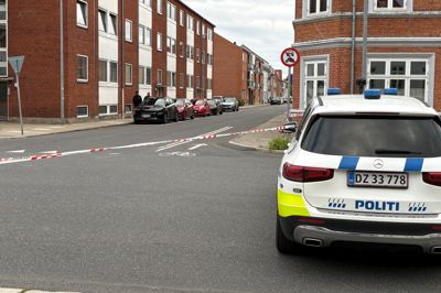 Politiet måtte mandag aften spærre et større område af efter et knivoverfald i en lejlighed i Vestergade. Her er det en afspærring ved Grønnegade.
