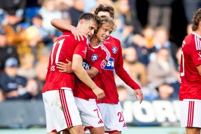 Silkeborg IF's Oliver Ross udlignede til 1-1 og fejrer det med Villads Westh.