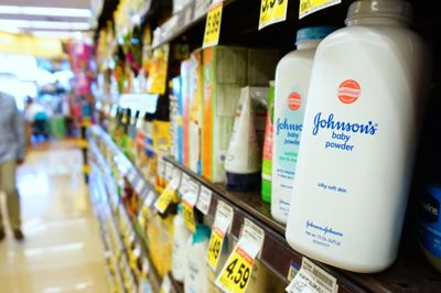I 2020 stoppede Johnson & Johnson salget af talkumbaseret babypudder i USA og skiftede i stedet til et majsstivelsesprodukt.