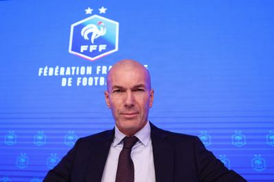 Zinedine Zidane er tirsdag blevet præsenteret som Frankrigs landstræner i fodbold. Han har fået en fireårig kontrakt.
