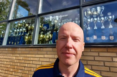 Pokalerne er udstillet og klar til at blive delt ud til vinderne ved Vildbjerg Cup. Fodboldstævnets daglige leder Jørgen »Jønne« Trankjær fortæller, at 622 hold har meldt deres ankomst til fodboldstævnet, der starter torsdag.