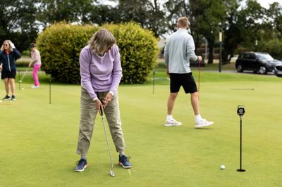 Fra uge 27 og hele denne uge er højskolen på ISI fyldt med golfkursister fra hele landet. I mere end 25 år har hundredvis af turister holdt sommerferie i Ikast.
