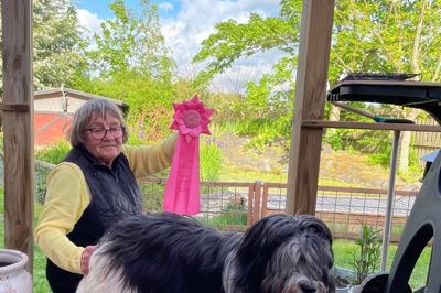 Tanja Lise Mostel med sin elskede hund Maggie efter en hundeudstilling. En yndet beskæftigelse hos den store dyreelsker.