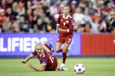 Pernille Harder og holdkammeraterne på landsholdet skal spille VM i 2027 i Brasilien.