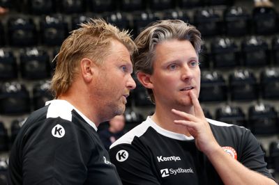 HCM-træner Matias Helt Jepsen (t.h.) så sit hold kæmpe sig til en dramatisk 32-30-sejr over Grindsted. Assistenttræner Jan Paulsen (t.v.) står ved trænerens side.