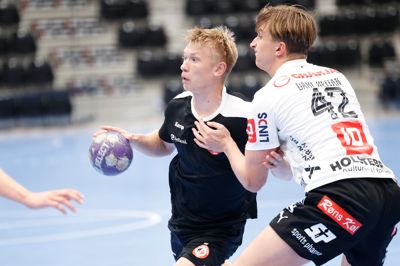 20-årige Villas Karbo (t.v.) imponerede med fem scoringer og en stor indsats i udekampen mod Aarhus Håndbold.
