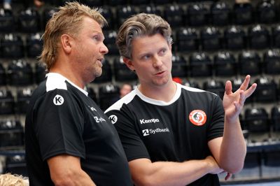 Jan Paulsen (t.v.) og Matias Helt Jepsen - HC Midtjyllands nye trænerduo - sæsondebuterede med et nederlag til ligaholdet Sønderjyske. Men der er optimisme i den midtjyske lejr.