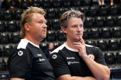 54-årige Jan Pausen (t.v.), HC Midtjyllands nye assistenttræner, i dialog med 38-årige Matias Helt Jepsen, klubbens nye cheftræner. Sammen har duoen sat en ny retning for det lokale 1. divisionsmandskab.