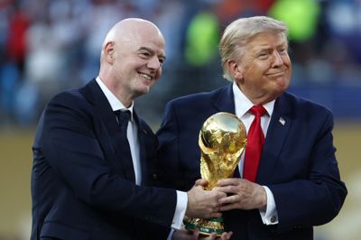 Fifa-præsident Gianni Infantino og USA's præsident, Donald Trump, overrakte VM-trofæet til de spanske verdensmestre efter VM-finalen.
