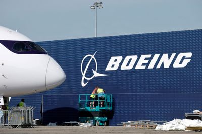 Flyproducenten Boeing øger i andet kvartal sin omsætning og bringer underskuddet endnu længere ned. Nyhederne overskygges dog af, at produktionen af to nye præsidentfly taber endnu flere af selskabets penge.