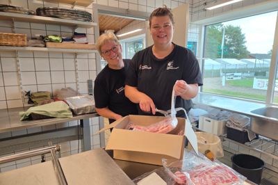 Pia Brønden Korsholm (t.h.) er som hun selv siger den "nye" Conny - og dog, for hun skal ikke helt lave de samme ting, som hendes forgænger i køkkenet i Spjald Fritidscenter. Conny Sandholm kigger i dag sin afløser over skulderen. Hun glæder sig over, at hun, trods hun er gået på efterløn, stadig må komme i køkkenet som frivillig og uden at blande sig. I år skal der fremstilles knap så stor mængder mad i det lille køkken, men de skal nok få travlt.