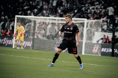 Victor Bak spillede i torsdags i udekampen mod Besiktas, men kommer ikke med i hjemmekampen i morgen. Han blev skadet mod Sønderjyske i søndags og ventes ude nogle uger.