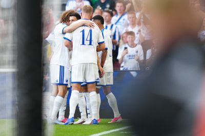 FC København-spillerne fejrer Mohamed Elyounoussis scoring på straffespark i første halvleg.