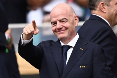 Med Gianni Infantino i spidsen fortsætter Fifa med at overgå sig selv i jagten på penge og magt, skriver danske aviser.
