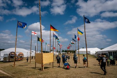 Tusindvis af spejdere deltog i Spejdernes Lejr 2026 i Hedeland Naturpark i juli i år. Det har vakt kritik, at en af spejdergrupperne, Semerkand Spejderne, der tillader religiøst baseret kønsopdeling, har fået statsstøtte. Kulturminister Zenia Stampe (R) vil drøfte med relevante aktører, om reglerne bør ændres.